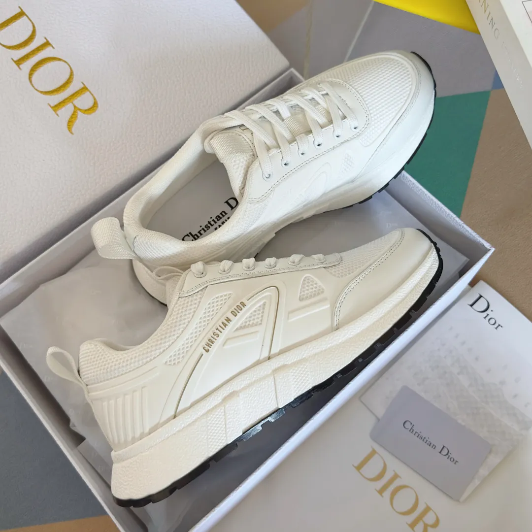 [Dior Dior] P: 640💰Couple model Size: Female: 35-40 (customized at 41), male 39-44. (customized at 45) 2025 Dior Dior autumn and winter new couple model, thick-soled casual sports shoes, originally purchased and developed to reinterpret the sports style with an elegant and fashionable shape. The upper is crafted from white mesh fabric and features the Christian Dior Paris signature on the laces and heel. The exquisite two-color sole is light and soft, which can add a high-end temperament to all kinds of casual looks. The delivery counter is exquisitely packaged🛍📦 ▪️Material: Original custom imported first-layer cowhide ▪️Inner lining: Imported soft sheepskin lining ▪️Sole: Original open-molded anti-slip rubber material ▪️Sole thickness: 4CM